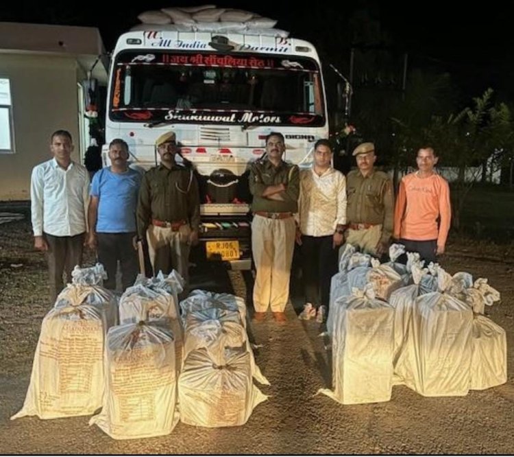 पशु आहार की आड़ में शराब तस्करी।  ट्रेलर से 456 बोतल अंग्रेजी शराब जब्त, आरोपी नामजद।