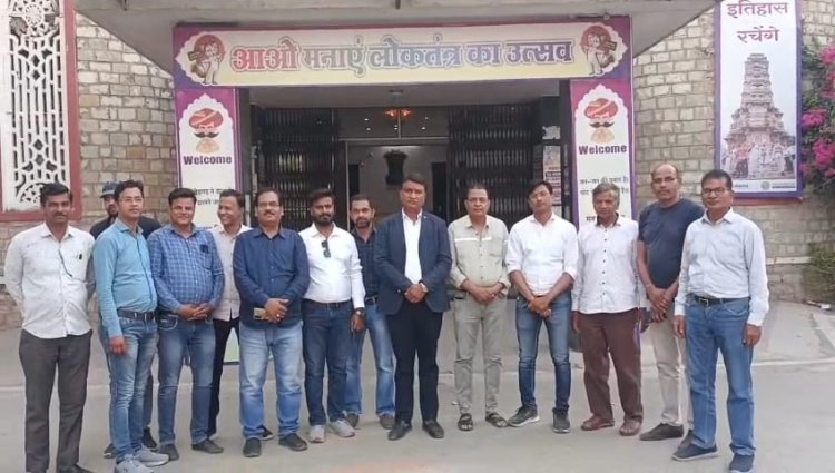कृषि मंडी को सुचारू रूप से चलाने को लेकर व्यापार महासंघ ने सौंपा ज्ञापन।