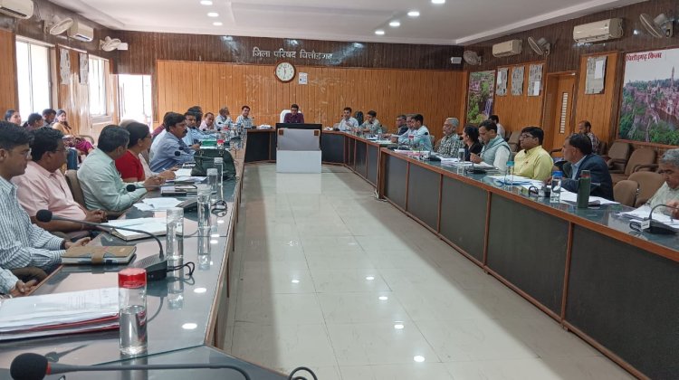 जिला कलक्टर ने साप्ताहिक समीक्षा बैठक में की फ्लैगशिप योजनाओं एवं कार्यक्रमों की समीक्षा      योजनाओं - कार्यों की प्रभावी क्रियान्विति एवं उनकी प्रगति सुनिश्चित करने के दिए निर्देश