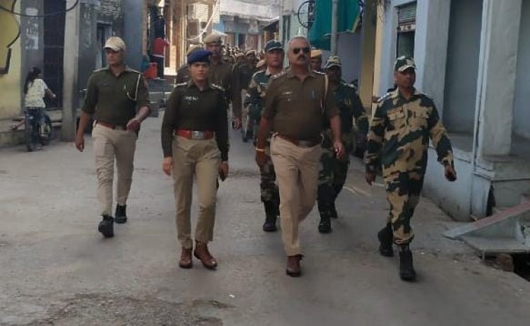 लोकसभा चुनाव को लेकर पुलिस एलर्ट मोड पर।  पुलिस व बीएसएफ के जवानों ने किया फ्लैग मार्च।