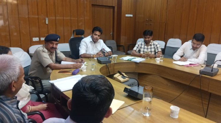 जिला निर्वाचन अधिकारी ने ली चुनाव अधिकारियों की बैठक     संदिग्ध पदार्थों एवं अवैध राशि के परिवहन पर रखें विशेष निगरानी