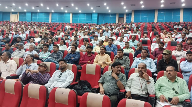 लोकसभा आम चुनाव 2024     व्यय पर्यवेक्षकों और जिला निर्वाचन अधिकारी ने ली निर्वाचन व्यय अनुवीक्षण के संबंध में बैठक