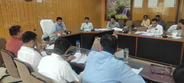लोकसभा आम चुनाव 2024     जिला निर्वाचन अधिकारी ने ली चुनाव अधिकारियों की बैठक     इंटर बॉर्डर पर संयुक्त जांच करें - आलोक रंजन
