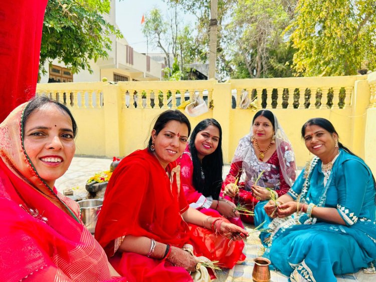 पिपलेश्वर महादेव मंदिर में सुहागिन महिलाओं ने ईसर गणगौर की पूजा अर्चना की।