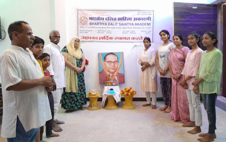 संविधान  निर्माता  भारत  रत्न  डाक्टर भीमराव  अम्बेडकर  के जन्मोत्सव   की पुर्व  संध्या  पर केक  काटकर  मनाया  जन्मोत्सव    किया  विचार  गोष्ठी  का आयोजन 
