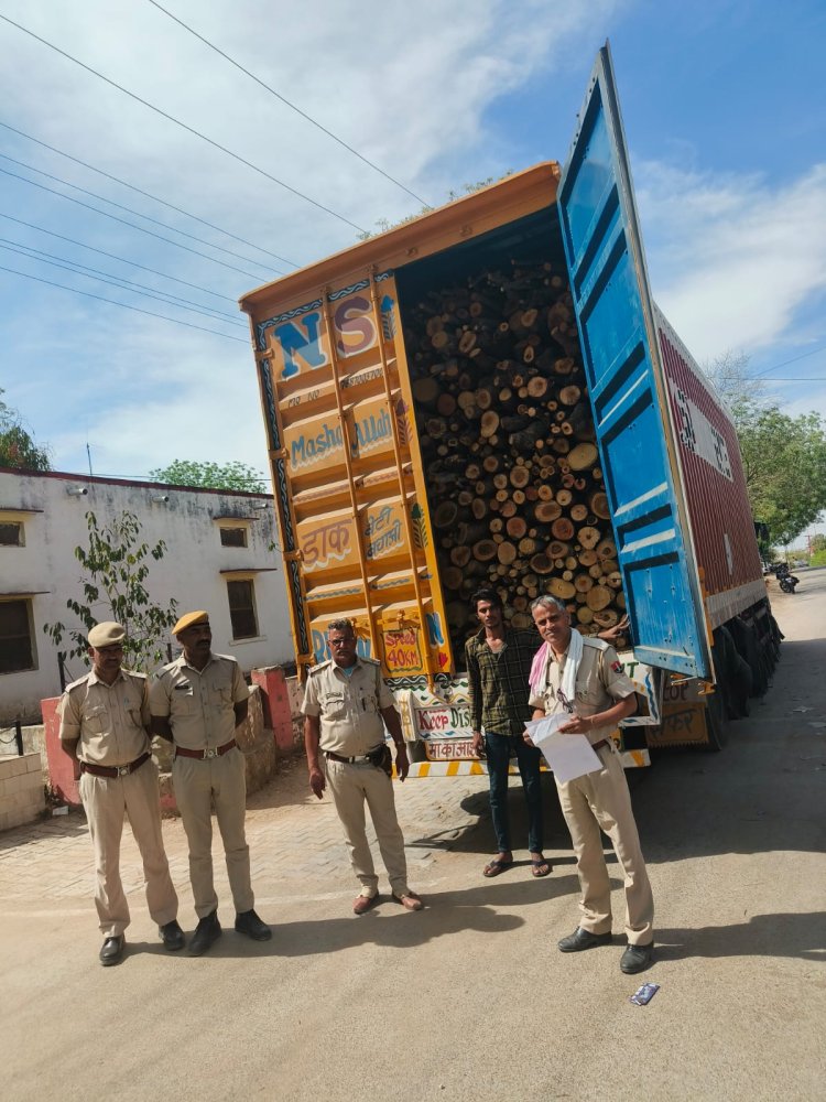 28 टन से अधिक अवैध गीली लकड़ियों से भरा ट्रक जब्त, एक आरोपी गिरफ्तार।