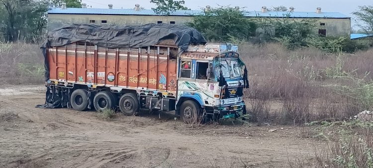 22 टन से अधिक अवैध गीली लकड़ियों से भरा ट्रक जब्त, एक आरोपी गिरफ्तार।