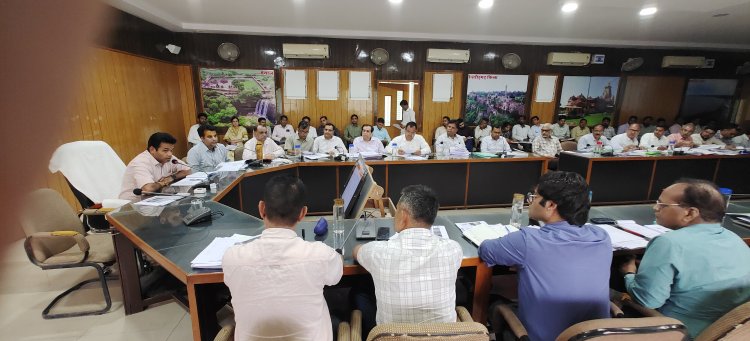 नरेगा योजना एवं ग्रामीण विकास एवं पंचायती राज विभाग की समीक्षा बैठक आयोजिकरें। अपूर्ण कार्यों को शीघ्र पूर्ण करने के निर्देश