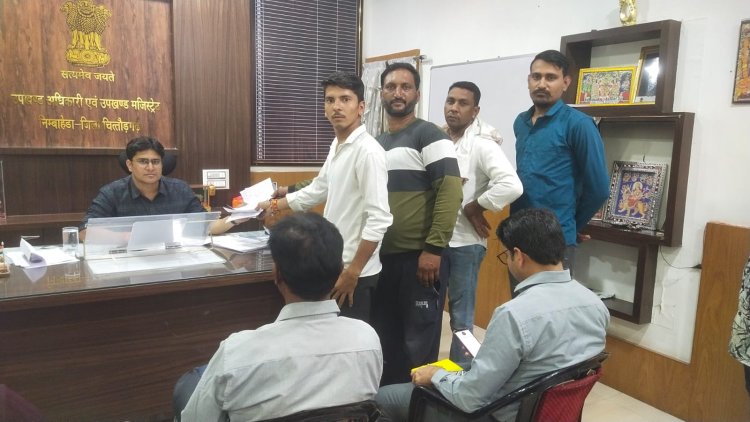 सरपंच पति -पुत्रों द्वारा लगभग 80 बीघा जमीन पर अवैध कब्जा करने को लेकर ग्रामीणों ने सोपा ज्ञापन एसडीएम को 