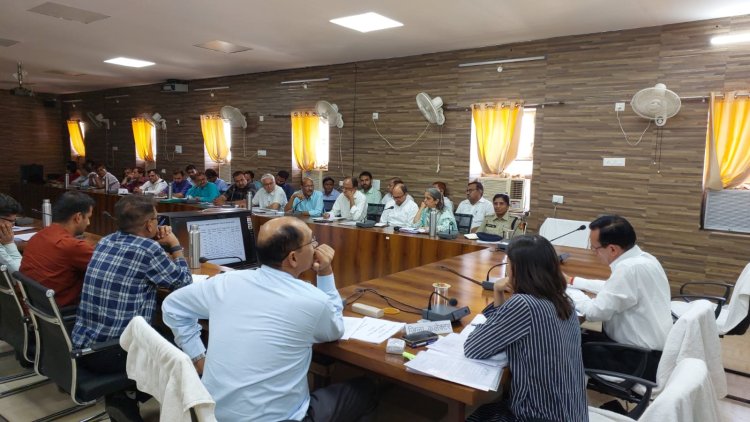 जिला प्रभारी सचिव प्रकाश चंद्र शर्मा ने ली जिला स्तरीय अधिकारियों की बैठक