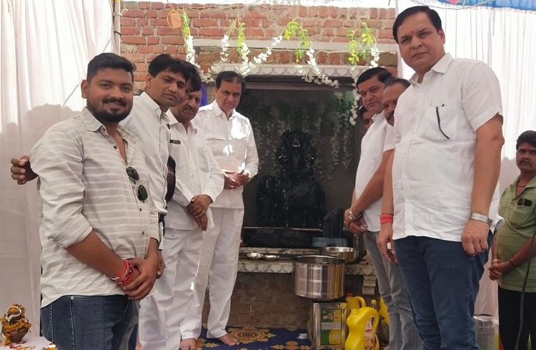श्री शनिदेव जन्मोत्सव पर हुए विभिन्न आयोजन*     *विधायक कृपलानी सहित भाजपा नेताओं ने किया श्री शनिदेव का तेल से अभिषेक*