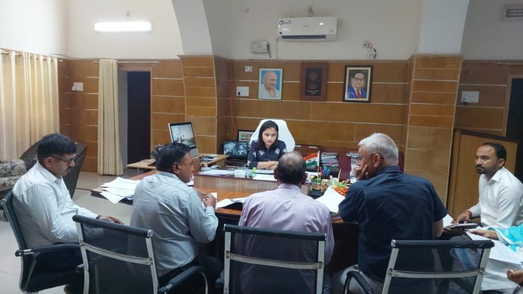 साप्ताहिक समीक्षा बैठक छोटे-बड़े नालों की सफाई मानसून से पूर्व ही करा ली जाएं-डॉ. सौम्या झा
