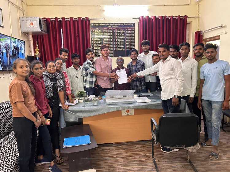 NSUI परिवार ने प्राचार्य को सौंपा आयुक्त के नाम ज्ञापन, महाविद्यालय में प्रथम वर्ष प्रवेश आवेदन की तिथि आगे बढ़ाने की मांग