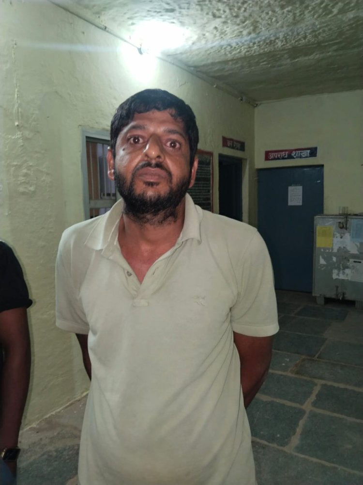डोडा चूरा तस्करी मामले में 3 साल से फरार वांछित आरोपी गिरफ्तार। सीबीएन नीमच के द्वारा जप्त डोडाचुरा के मामले में था फरार। साइबर सेल व कोतवाली पुलिस ने किया गिरफ्तार