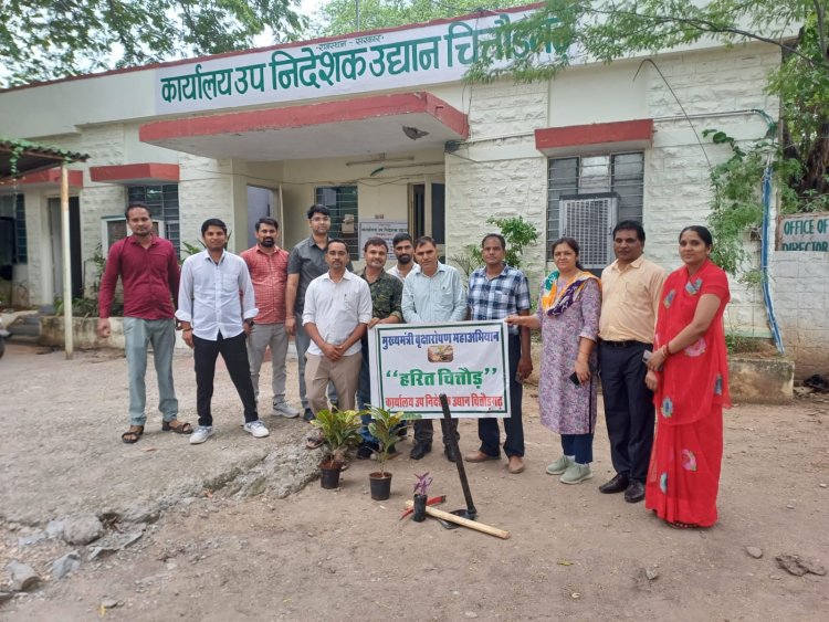 उद्यान विभाग के परिसर में वृक्षारोपण