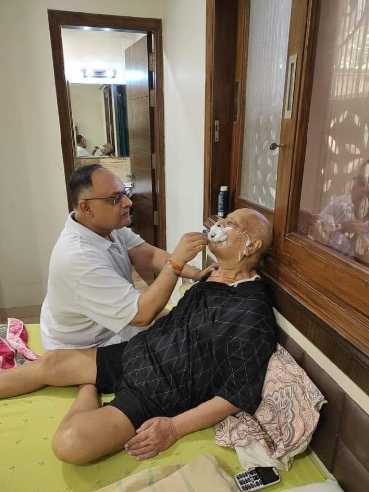 तश्वीर में दिख रहे दोनो व्यक्ति पिता पुत्र हैं.. पुत्र का नाम है Dr. Sandeep Mittal