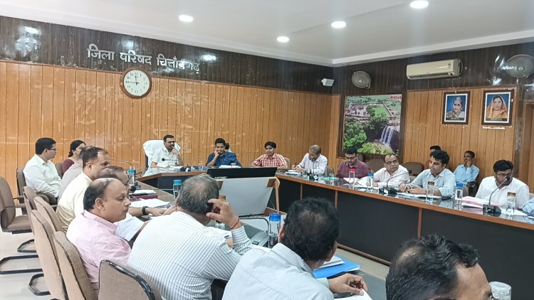 प्रभारी सचिव ने ली अधिकारियों की बैठक      अधिकारी बजट घोषणाओं की क्रियान्वित को प्राथमिकता से ले - प्रभारी सचिव 