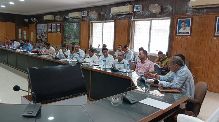 साप्ताहिक समीक्षा बैठक का आयोजन     एडीएम ने फाइलों को समय पर निस्तारित करने सहित आवश्यक दिशा निर्देश दिए