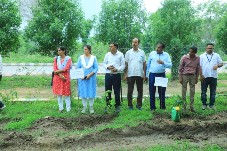 किसान गोष्ठी का आयोजन कर पौधरोपण एवं संरक्षण की ली जिम्मेदारी