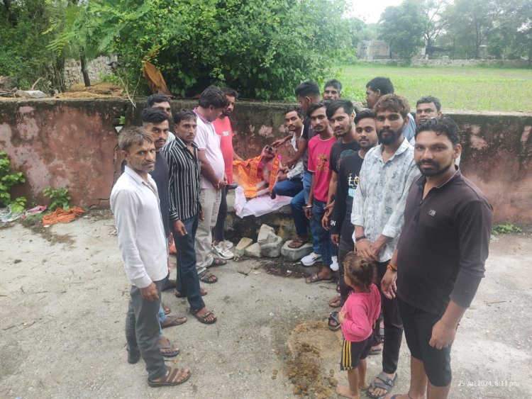 पेड़ से गिरने से बंदर की हुई मृत्यु,ग्रामवासियों ने किया अंतिम संस्कार