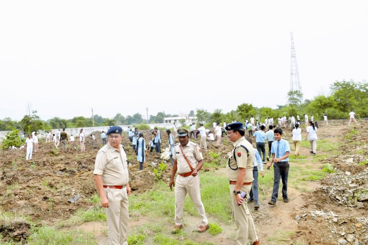 पर्यावरण को शुद्ध, पवित्र रखे, ज्यादा से ज्यादा पेड़ लगाए - पुलिस अधीक्षक। पुलिस लाईन परिसर में डेढ़ हजार पौधे लगाए। दस हजार पौधे लगाने का लक्ष्य।