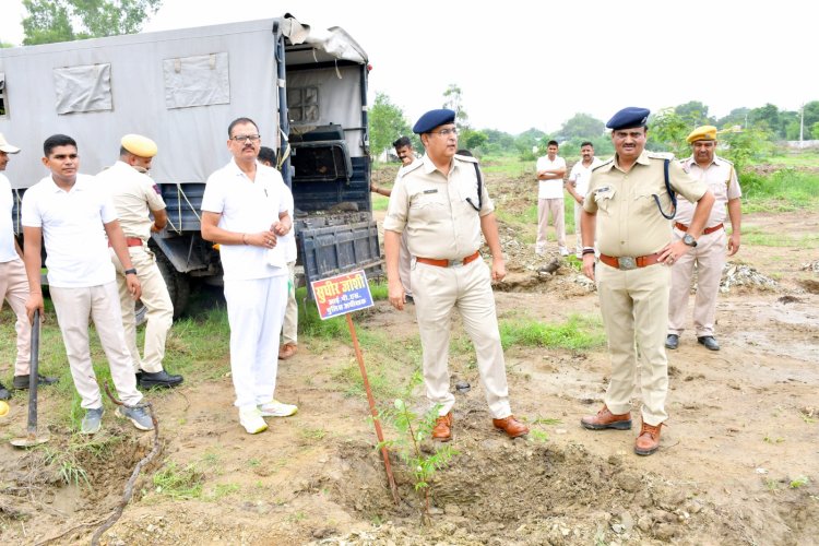 पर्यावरण को शुद्ध, पवित्र रखे, ज्यादा से ज्यादा पेड़ लगाए - पुलिस अधीक्षक। पुलिस लाईन परिसर में डेढ़ हजार पौधे लगाए। दस हजार पौधे लगाने का लक्ष्य।