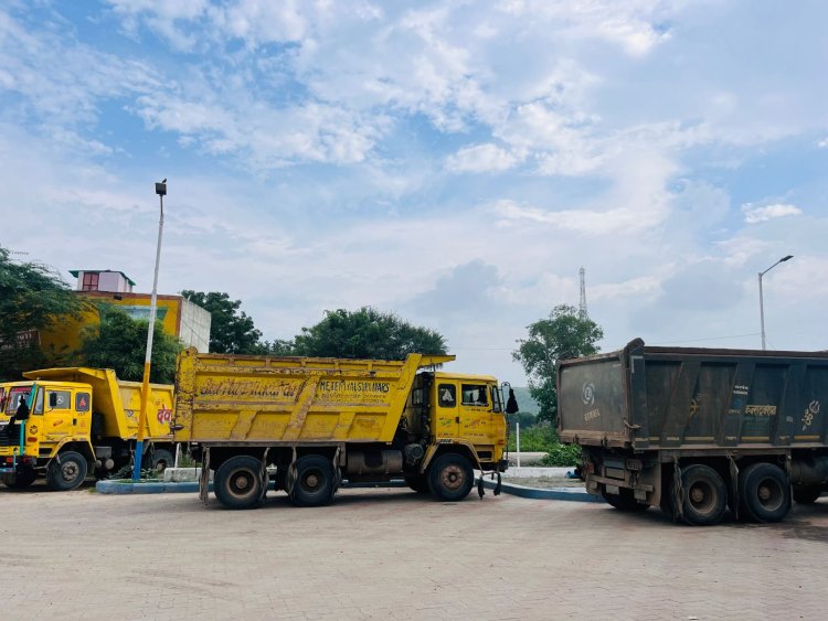 अवैध बजरी से भरे तीन डम्पर किये डिटेन।     गंगरार थाना पुलिस ने करीब 45 टन अवैध बजरी जब्त की।