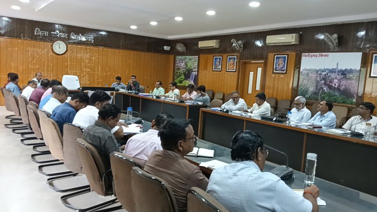 साप्ताहिक समीक्षा बैठक का आयोजन  शुद्ध पेयजल सप्लाई करें एवं डीएमएफटी के कार्यों जल्द पूर्ण करें