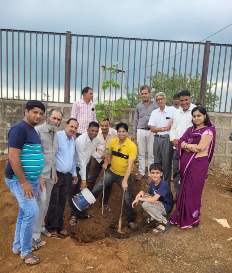 ग्वाल गोपाल गौशाला जमलावदा मैं पौधा रोपण व गौ माता को एक ट्राली हरी घास एवं गुड