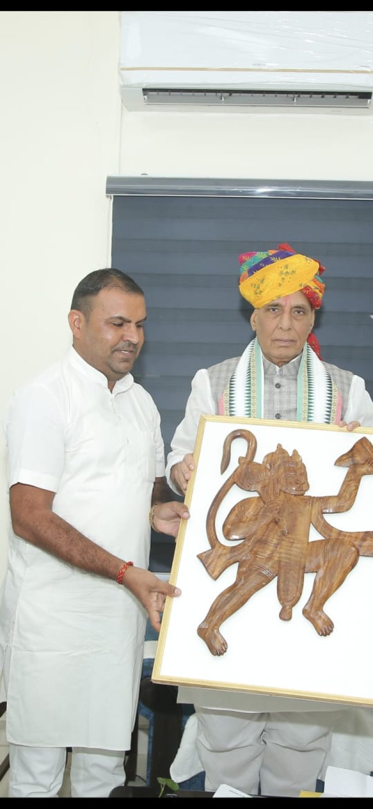 शिक्षाविद व जनसेवक शिवजी चौधरी ने रक्षा मंत्री राजनाथ सिंह से की मुलाकात