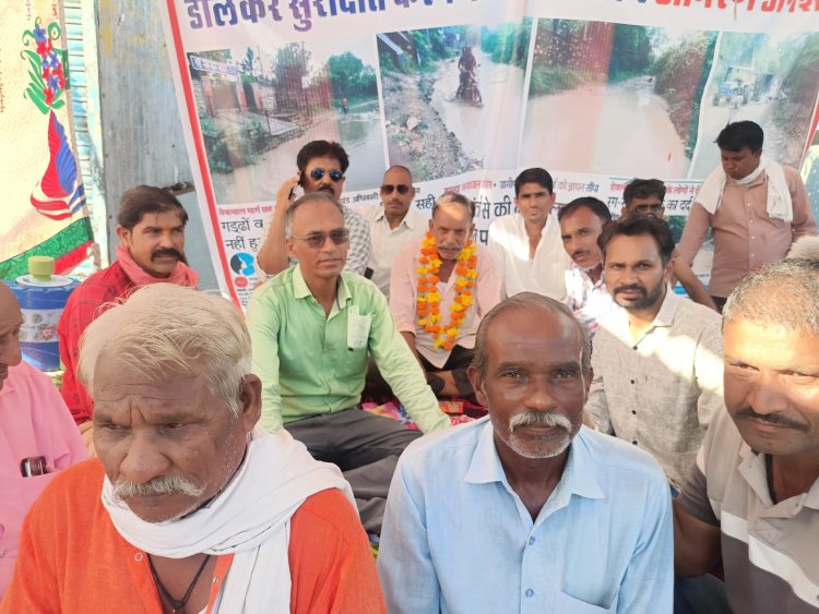 उपखंड अधिकारी कार्यालय के बाहर ग्रामीणों का अनशन शुरू, पाळ रास्ते पर मिट्टी डलवाने की मांग