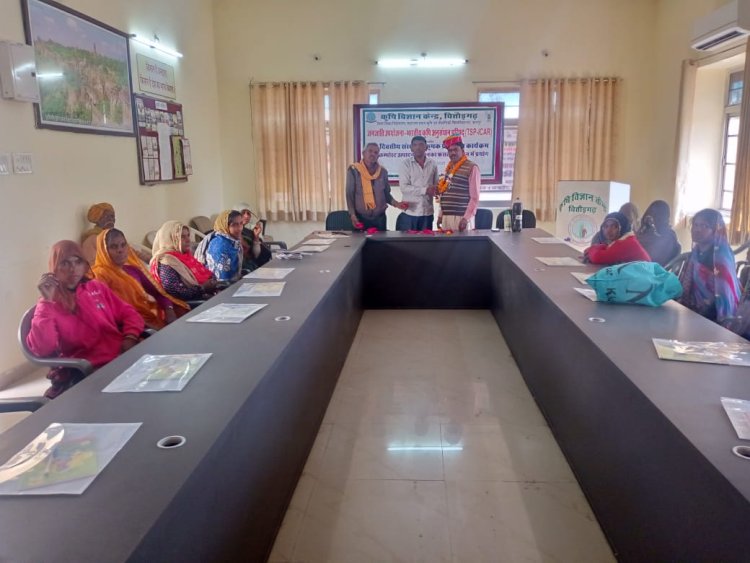 डॉ रतनलाल सोलंकी की पदोन्नति पर साफ़ा व माला पहनाकर किसानो ने स्वागत किया