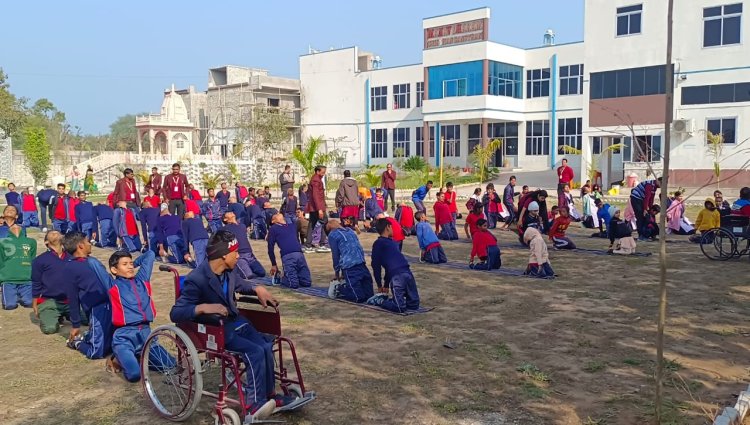 विद्यालय में सूर्य सप्तमी के अवसर पर सूर्य नमस्कार किया