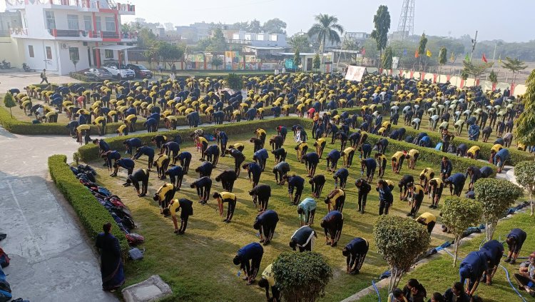 शिव पब्लिक शिक्षा समिति द्वारा विधिवत सूर्य नमस्कार का किया आयोजन