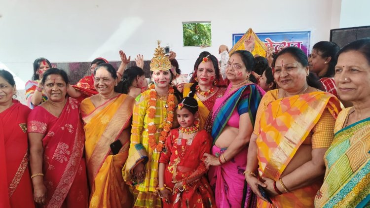 साकेत कॉलोनी शिव मंदिर में महिलाओं ने कीर्तन कर मनाया फाग उत्सव