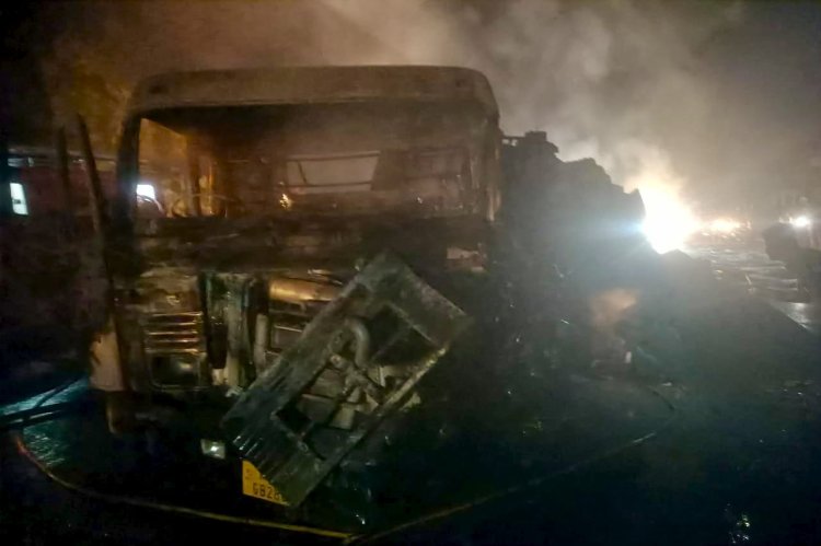 कड़ी मशक्कत के बाद ट्रेलर में बुझाई गई आग, ट्रेलर में भरे थे सीमेंट के कट्टे