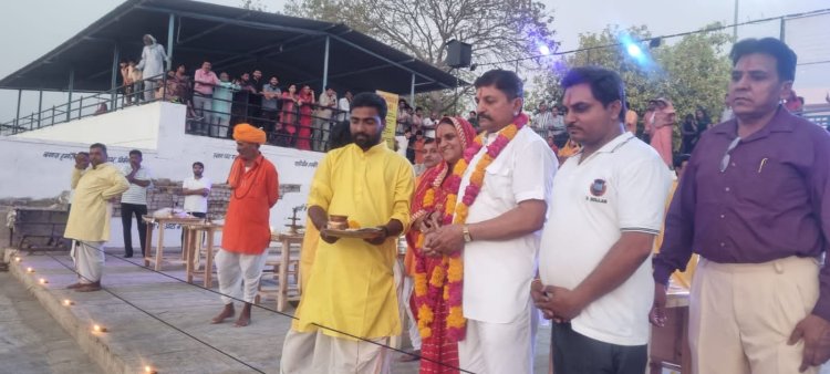 बनास मां की पूजा-अर्चना व आरती कर मनाई 41 वीं वैवाहिक वर्षगांठ