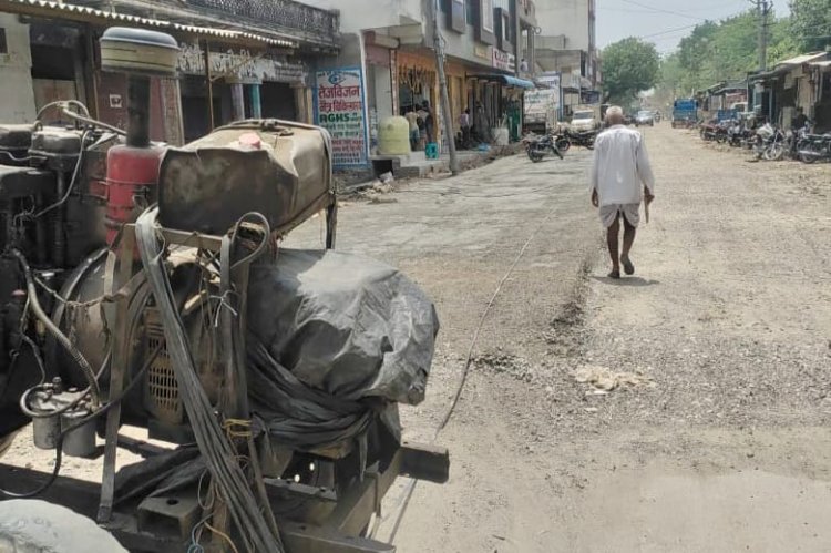 लोगों में नाराजगी, कनिष्ठ अभियंता को बताई सड़क से जुड़ी समस्या
