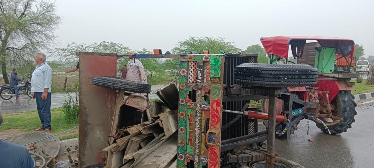 ट्रैक्टर-ट्रॉली अनियंत्रित होकर पलटी एक महिला की मौत,10 जने घायल